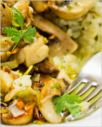 Этот знак готов экспериментировать только с абсолютно новыми блюдами и продуктами. Скорпионы вполне могут освоить рецепт ризотто или тайского супа, но будут готовить эти блюда только по особым случаям или чтобы удивить гостей. Для себя любимых нет ничего лучше проверенных рецептов родом из детства. В гостях или на отдыхе за границей Скорпионы с удовольствием пробуют новые продукты и блюда, но вероятность того, что они включат их в свой ежедневный рацион, крайне мала. Поэтому если Скорпион настолько заинтересовался вашим фирменным блюдом, что спрашивает рецепт, гордитесь – вы божественно готовите.