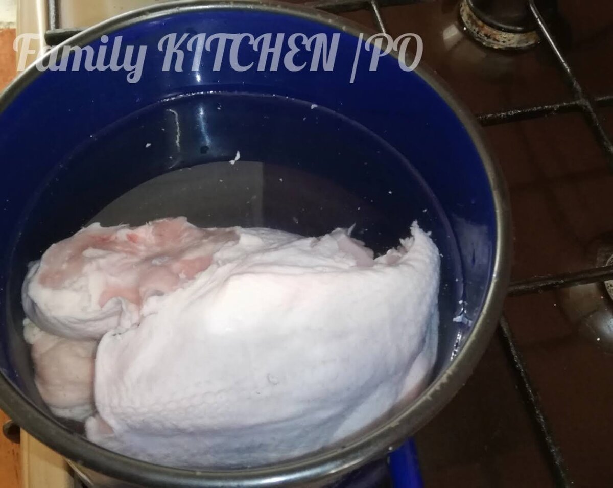 2. Куриное филе и яйца отвариваем в подсоленной воде до готовности. Даём остыть