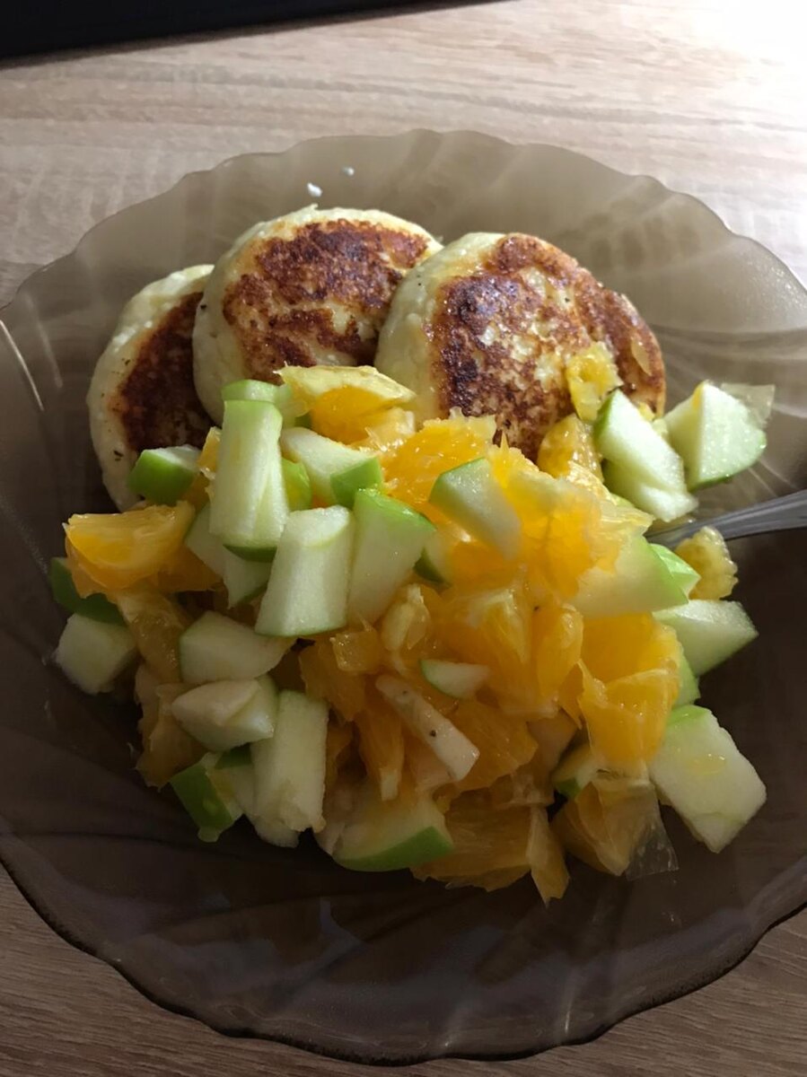 На завтрак сырники с фруктовым салатиком