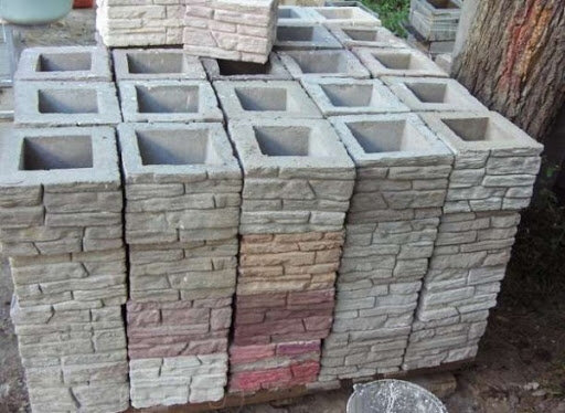 После того как формы наполнены, нужно очистить наружные поверхности от лишнего раствора и загрязнений и оставить застывать. По прошествии 12 часов сырые блоки извлекают из формы и оставляют на двое суток в помещении с температурой 18º — 20º С и относительной влажностью 90 — 100%. В процессе окончательного застывания бетона изделия сбрызгивают водой. Максимальных показателей прочности и твердости блок достигнет через 28 дней. 