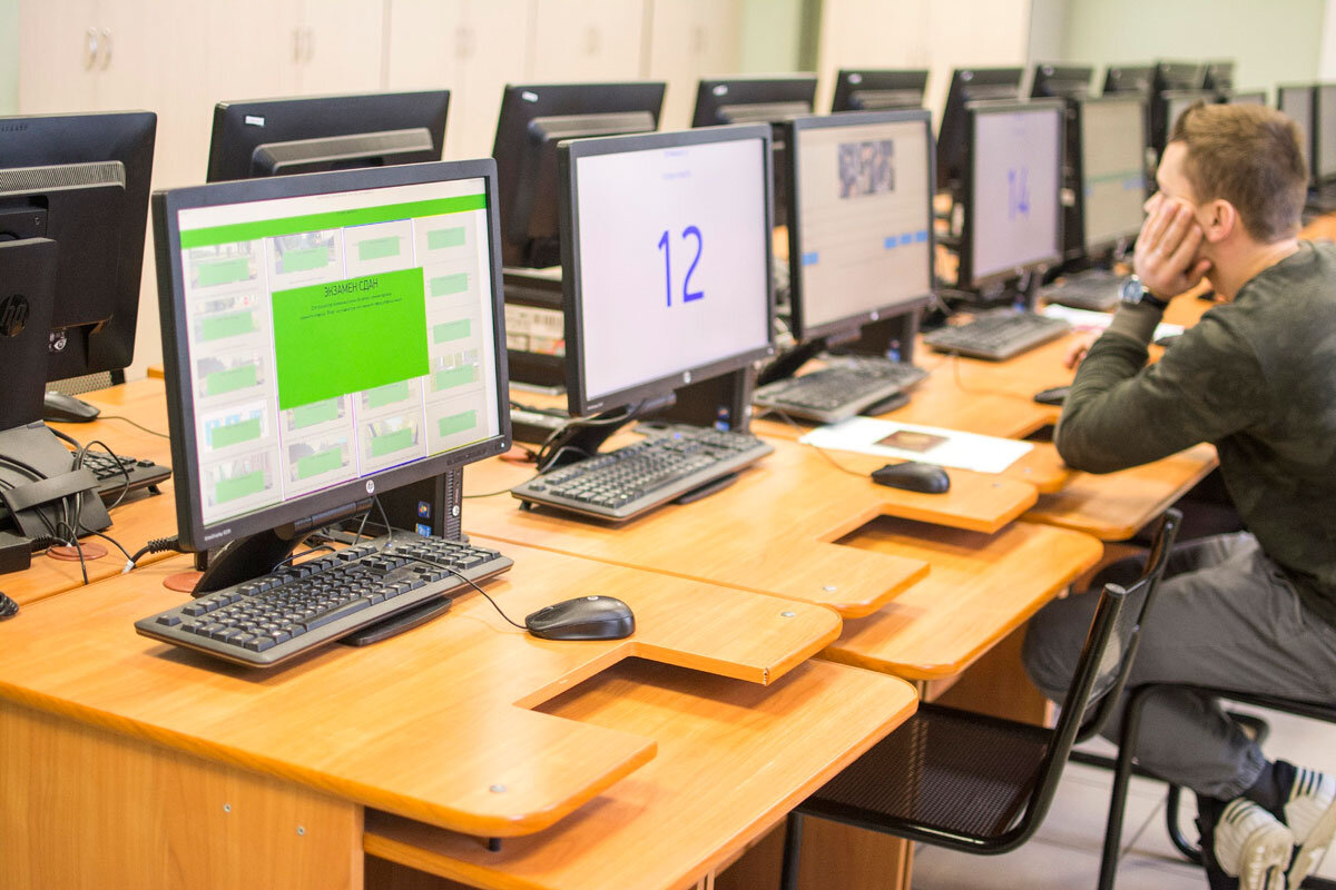 Аудитория в ГИБДД где принимается экзамен ТЕОРИЯ