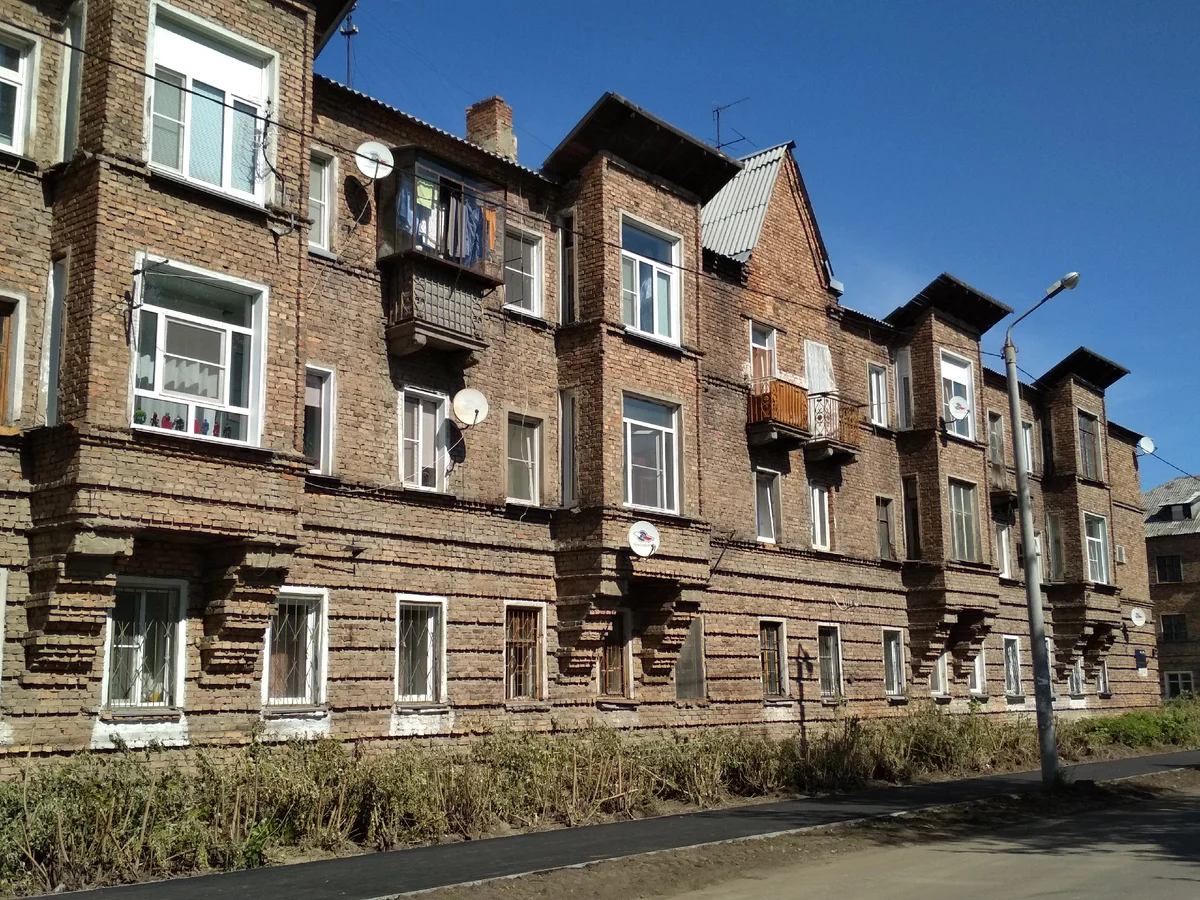 Двухэтажные дома построенные пленными немцами. Жилые дома которые строили пленные немцы в москве. Послевоенные двухэтажки. Немецкая застройка нарвская. Домики которые строили немцы.