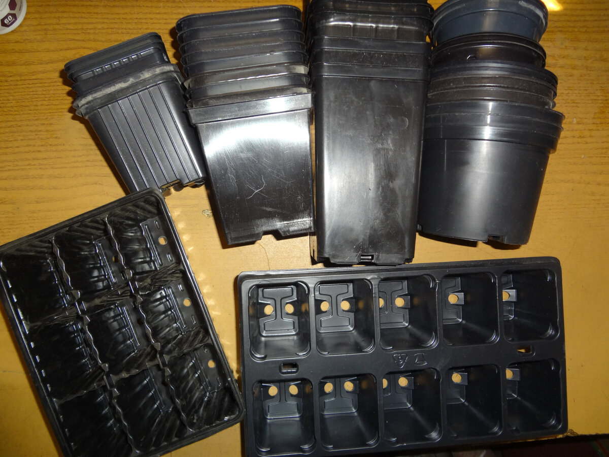 Стандартные кассеты и горшки промышленного производства.