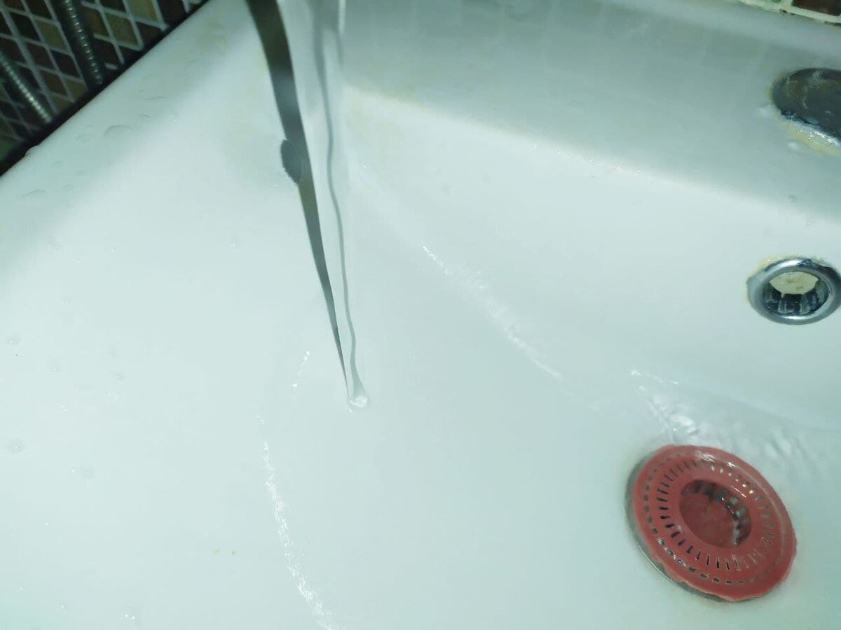 После протирания раковины подсолнечным маслом, она не забивается 