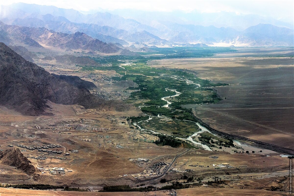 давайте представим, эти молчаливые горы и зеленые долины реки Инд 