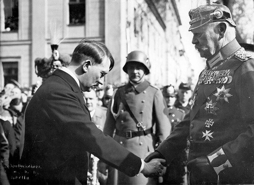 Гитлер представляется Гинденбургу после назначения на пост канцлера