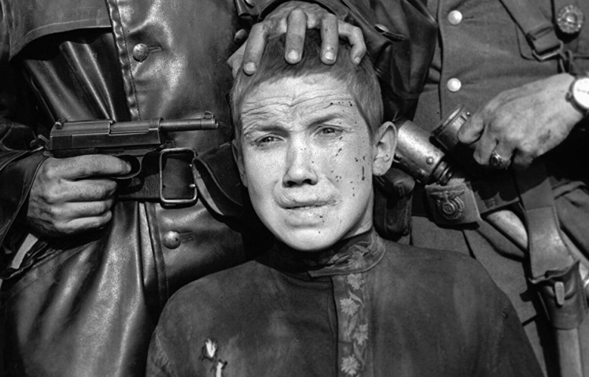 По задумке режиссёра фильм должен был называться «Убейте Гитлера» – как призыв к уничтожению всего дьявольского в первую очередь в себе