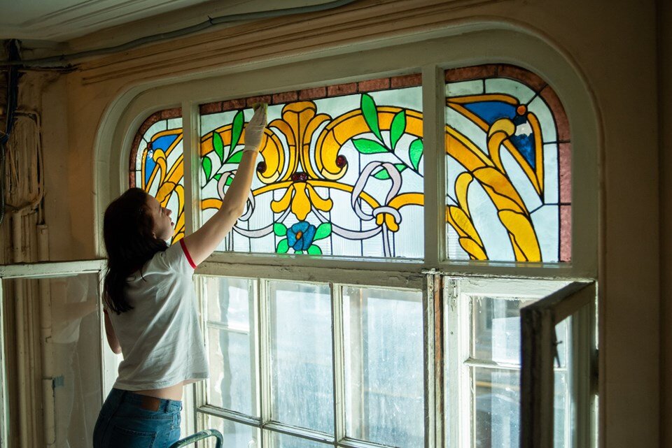 Чистка витражных окон
