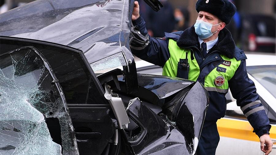 Сотрудник ДПС на месте ДТП на Смоленской площади в Москве                                                             Фото: РИА Новости/Алексей Филиппов