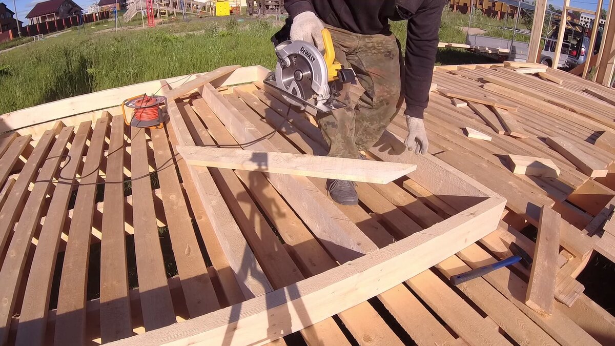 Дисковая пила DeWalt DWE560k на стройке каркасного дома