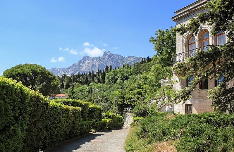 Вид на Ай-Петри из Юсуповского дворца в Кореизе.