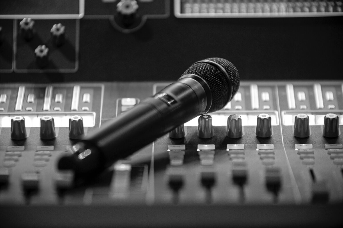 Ищем вокал. Микрофон звукорежиссера. Репортажный микрофон. Микрофон и зал. Wireless Microphone.