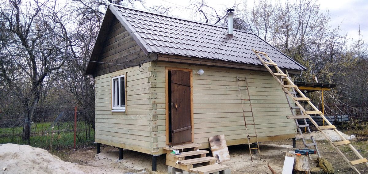 Эту баню из липы мы построили в прошлом году