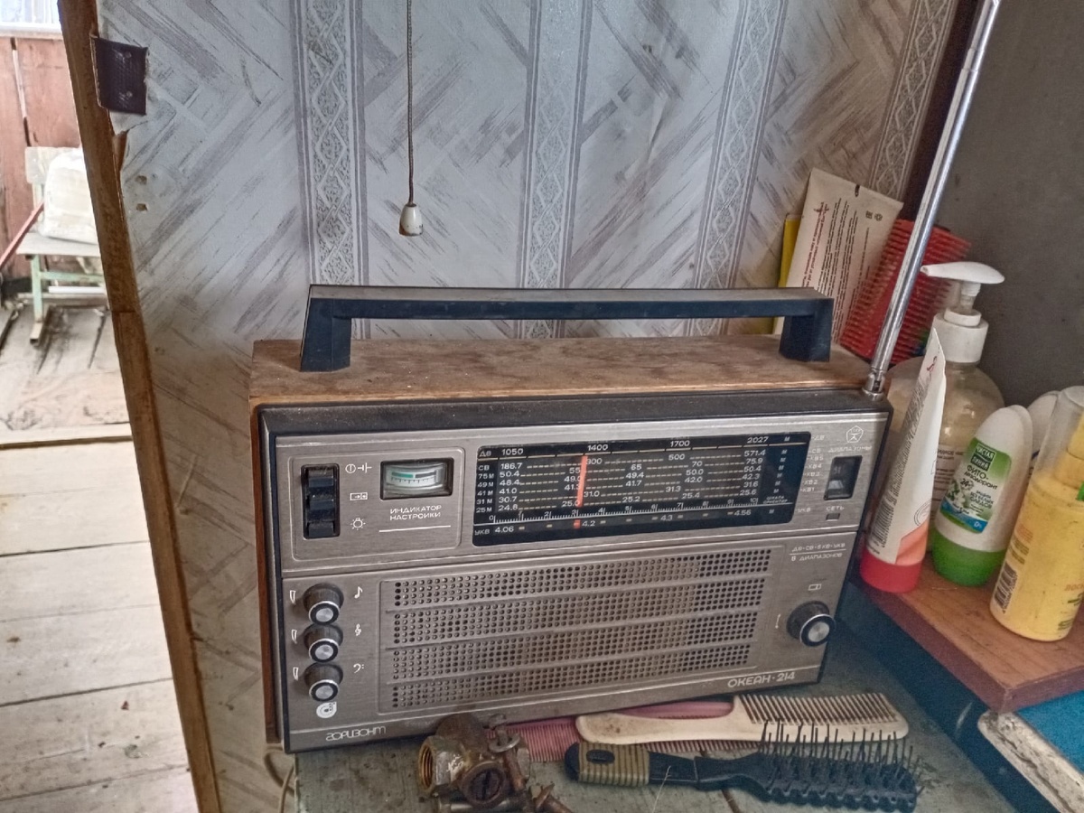 Вот такое ретро-радио! И оно стоит и работает еще