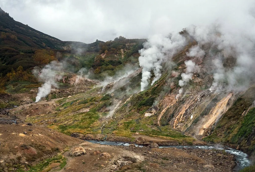 Это одно из наиболее крупных гейзерных полей в мире. Долина гейзеров расположена на Камчатке в Кроноцком государственном биосферном заповеднике. Она представляет собой глубокий каньон реки Гейзерной, в бортах которого находятся многочисленные выходы гейзеров, горячих источников, грязевых котлов, термальных площадок, водопадов и озёр.