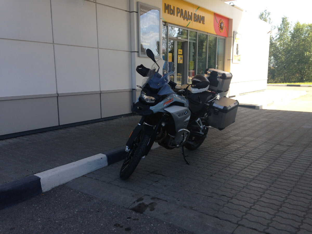 Выехав рано из дома, сделал первую остановку на заправке, на которой судя по вывеске мне были рады :) Байк со всеми кофрами, поездка не одним днем, есть вещички. Фото автора.
