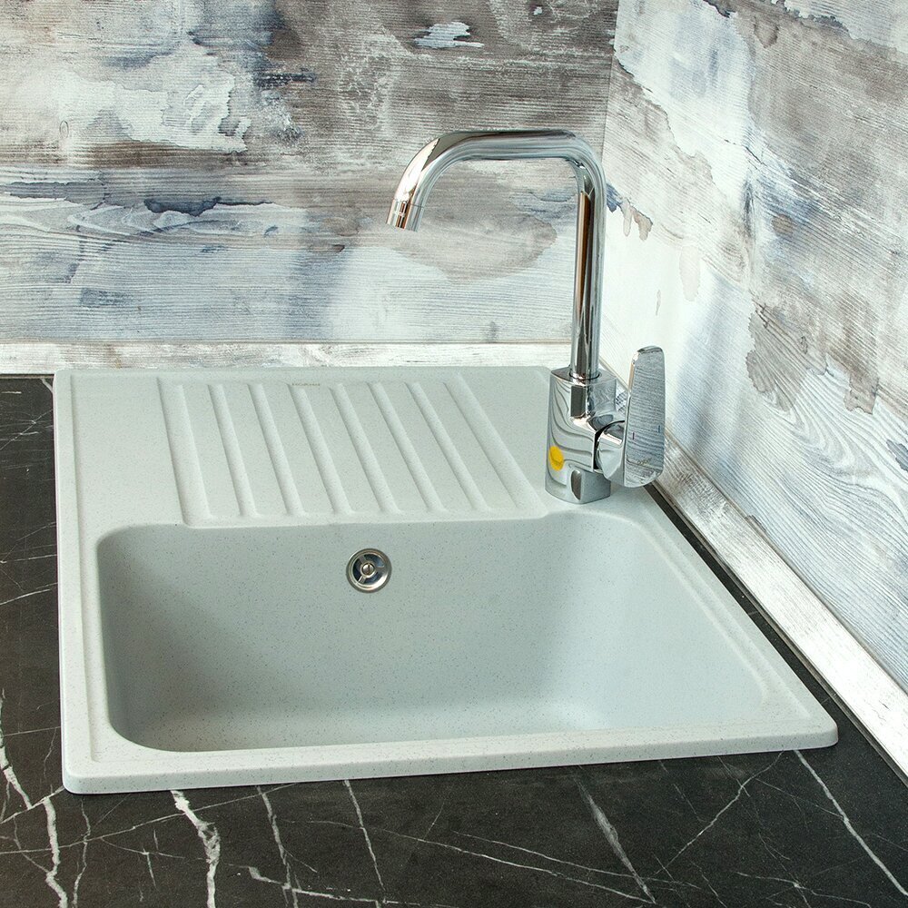 Светлая мойка для кухни особенно быстро пачкается