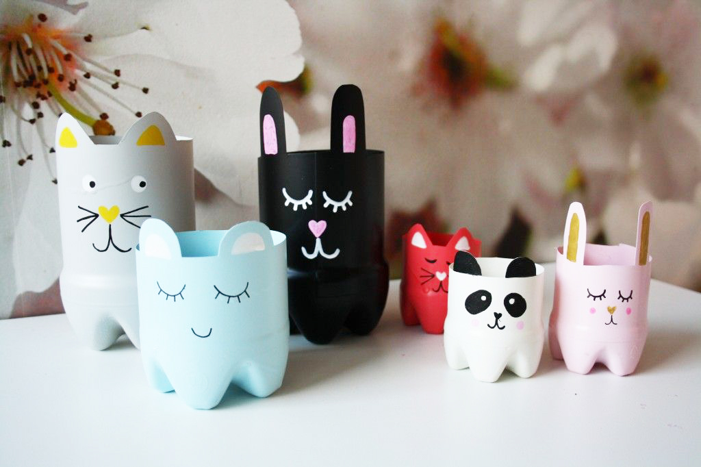 Милое мультяшное семейство подставок очень легко сделать из обычных пластиковых бутылок из-под напитков. Раскрашены они тоже максимально просто: не нужно уметь хорошо рисовать!