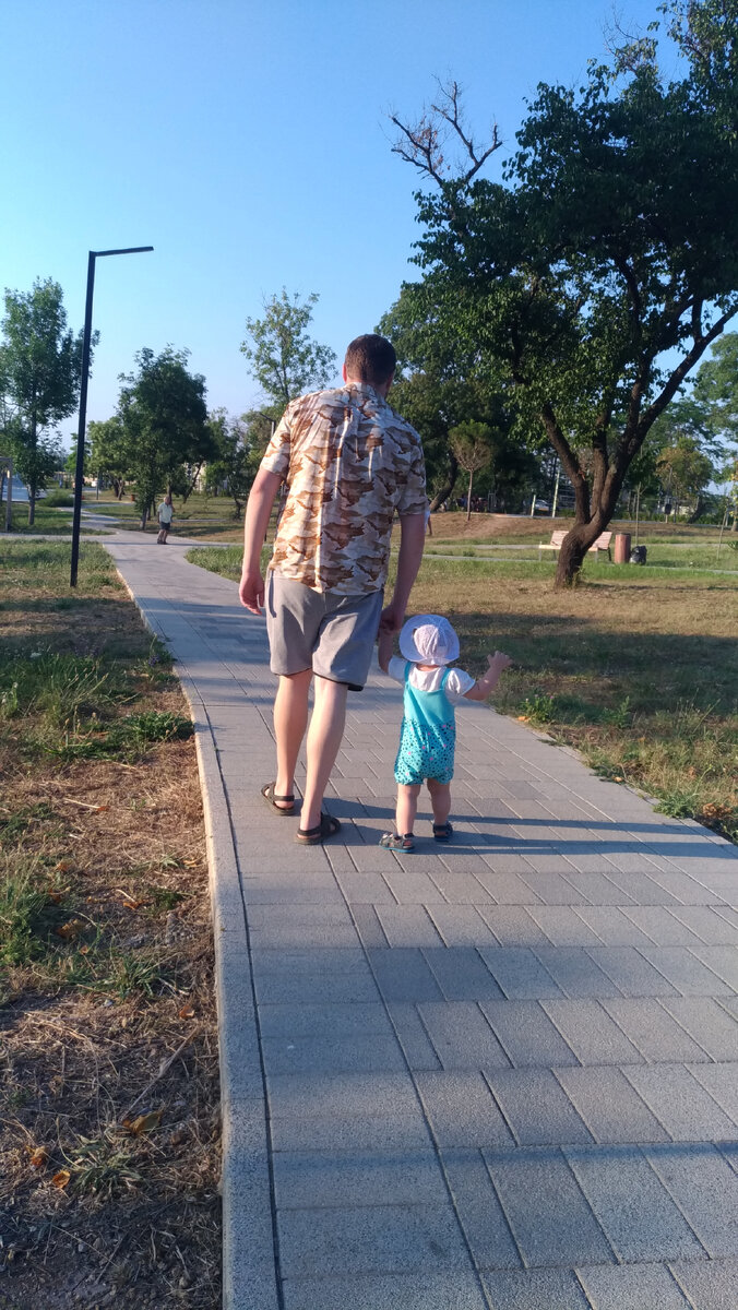 Гуляет с папой