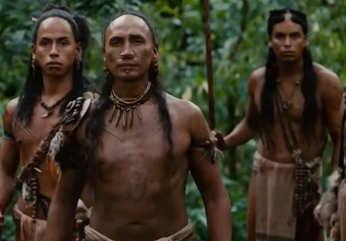 Главный герой с отцом. Кадр из фильма «Apocalypto»