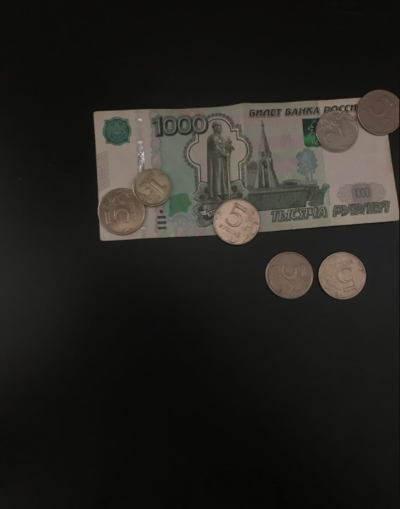 Дожидаюсь, когда будет акция на кэшбек. Тогда и пополняю своей проездной сразу на круглую сумму, которой мне хватит на год вперед. Лучше потратить один раз больше, но сэкономить на дистанции. С 1 тысячи рублей - 50 рублей кэшбека по акции. На фото 1000 рублей, которых мне обычно и хватает на год. Монетками -28 рублей. Выгоднее платить проездным, чем наличкой.