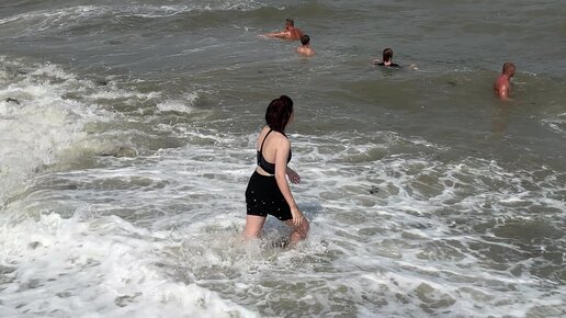 Купание в море во время месячных. Не купайтесь в шторм.