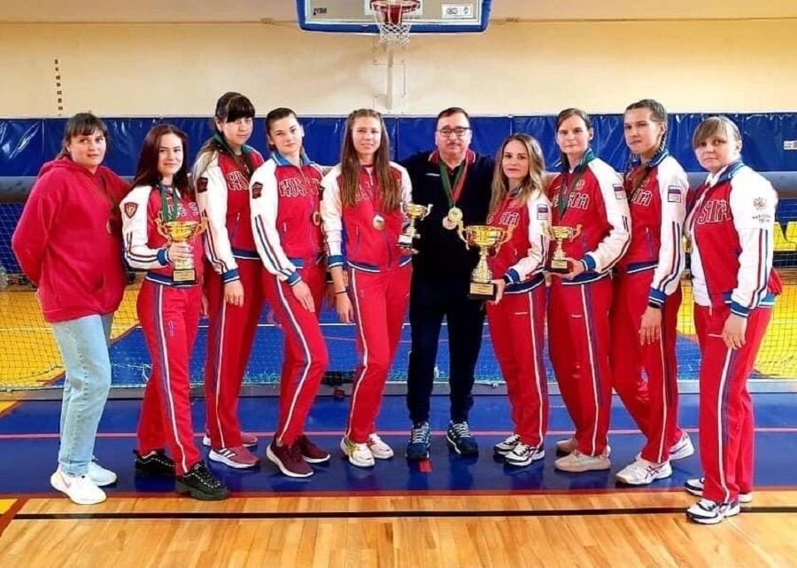 Ирина (вторая справа) в составе паралимпийской сборной по голболу