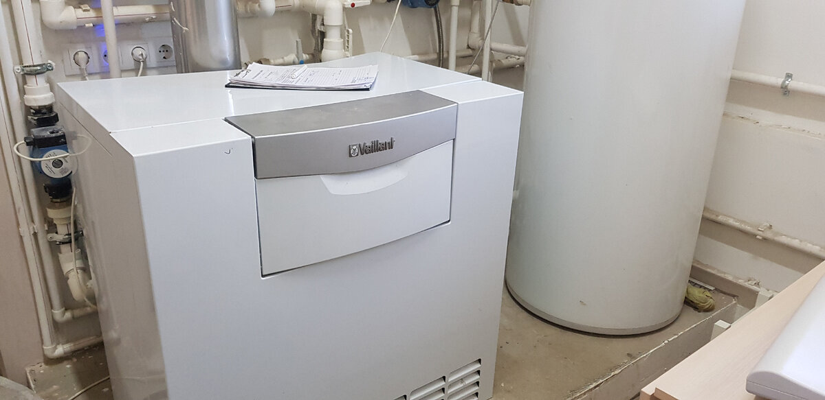 Напольный газовый котел Vaillant atmoVIT в котельной частного дома. Пригород Казани.