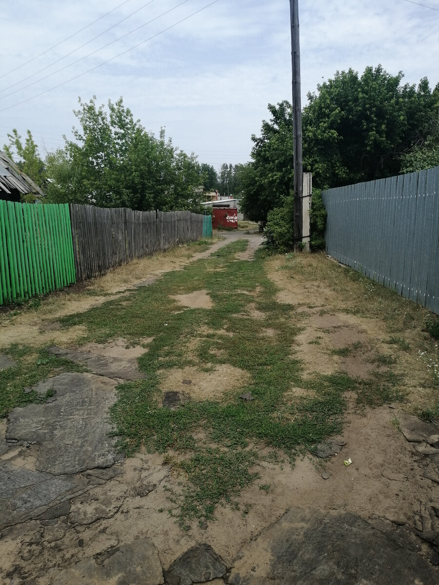 В центре поселка.