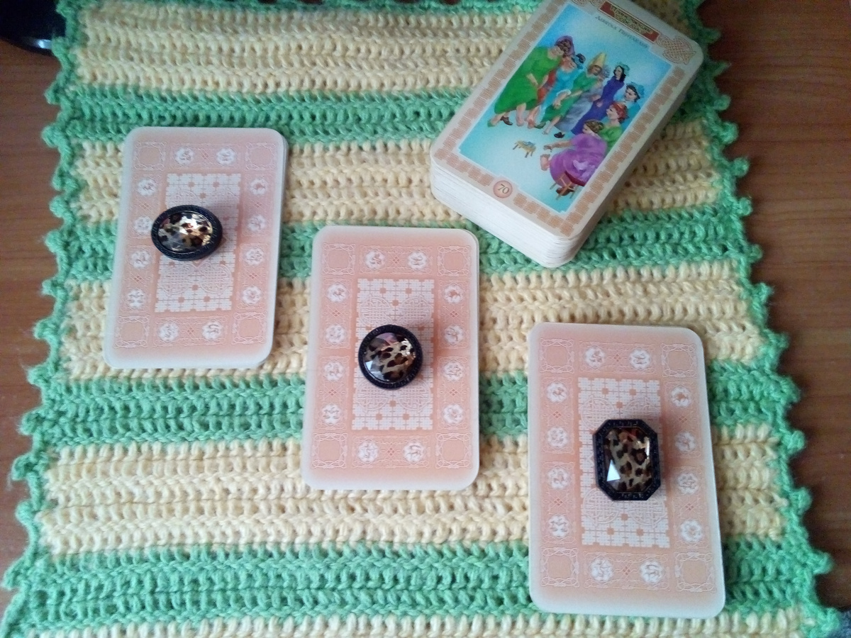 Варианты прогноза и карта на дне колоды, дающая основные рекомендации недели. Ее можно использовать, как дополнение к вариантам, так и самостоятельно. Фото автора