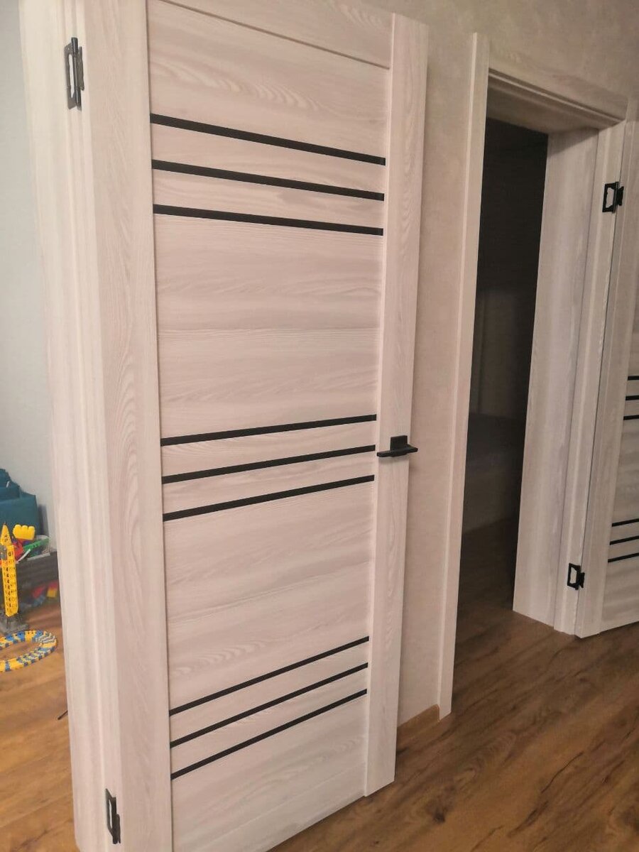 В любом доме,квартире, студии или пентхаусе должно быть место красивым и качественным дверям. Но что делать,если хочется и бюджетнее и чтобы выглядело презентабельно , да еще и справлялось со своими прямыми "обязательствами"-как шумоизоляция и непроницаемость?! 
 Полотно в "полный рост".Темные вставки придают эстетики и дороговизны общему виду