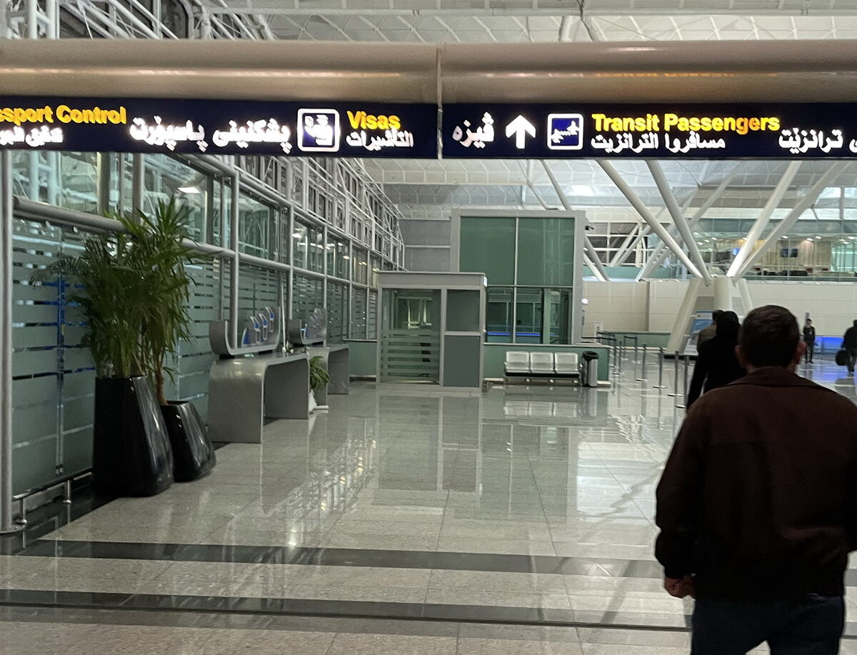 Табло указывает, что где-то здесь решается вопрос по визе. Когда делал фото, этого не заметил.