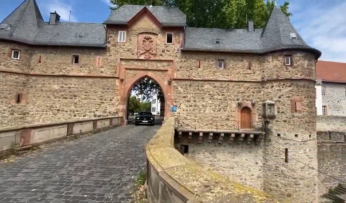 Вход в крепость и дорога к замку