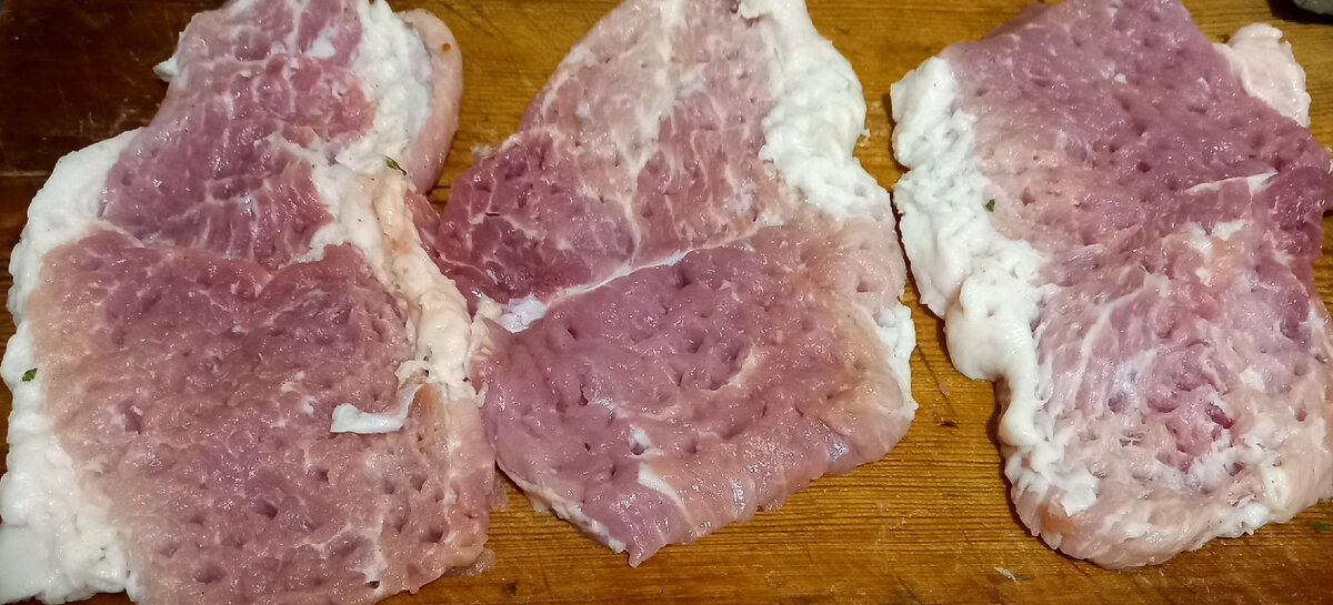 Отбиваю, перчу, солю