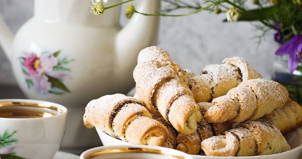 Предлагаю испечь и порадовать домочадцев нежнейшими сахарными рогаликами из творожного теста с маковой начинкой.