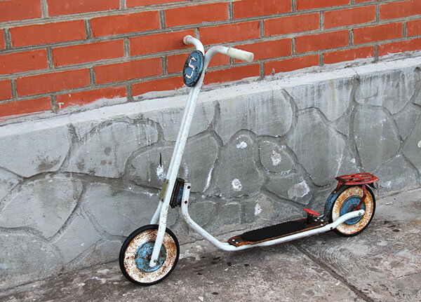 Детский самокат, изготовленный в СССР в 1970-80-х годах. Из коллекции Веломузея Андрея Мятиева. 