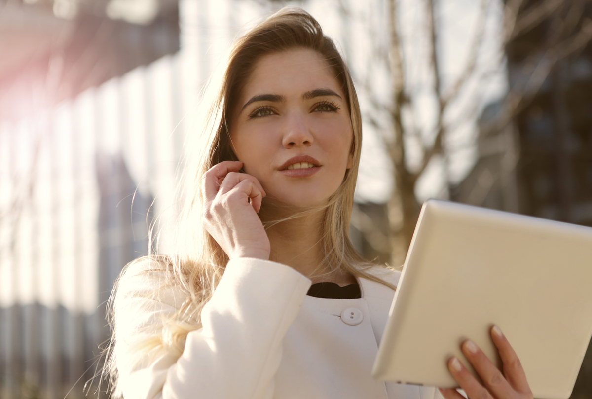 Мобильные приложения значительно упрощают работу. Фото автора Andrea Piacquadio с сайта Pexels, используется по лицензии Creative Commons