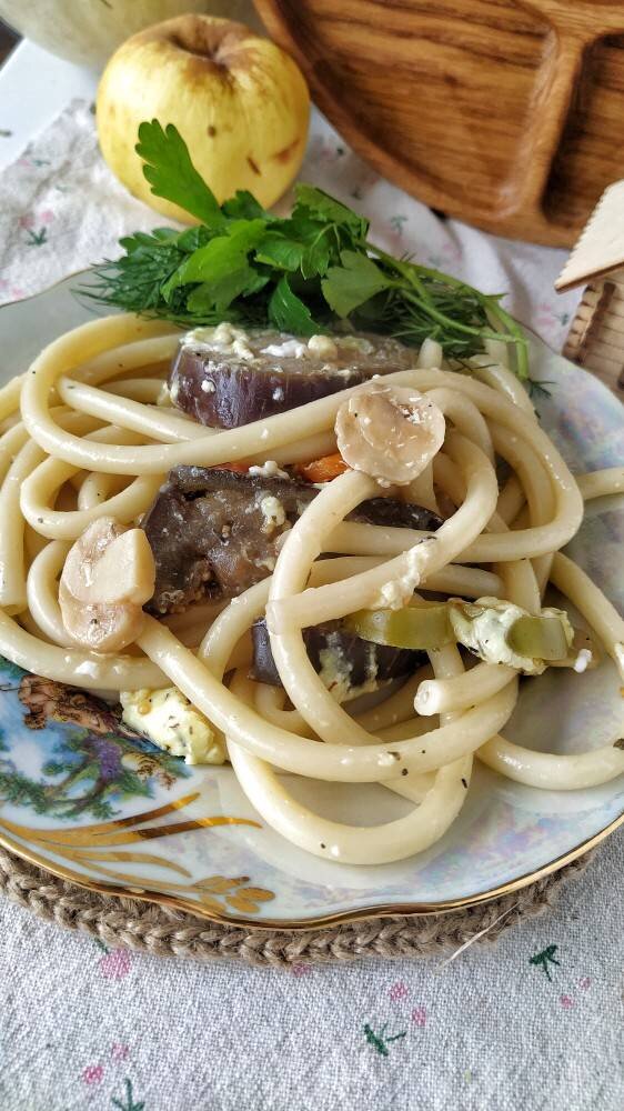Спагетти с овощами и шампиньонами в соевом соусе