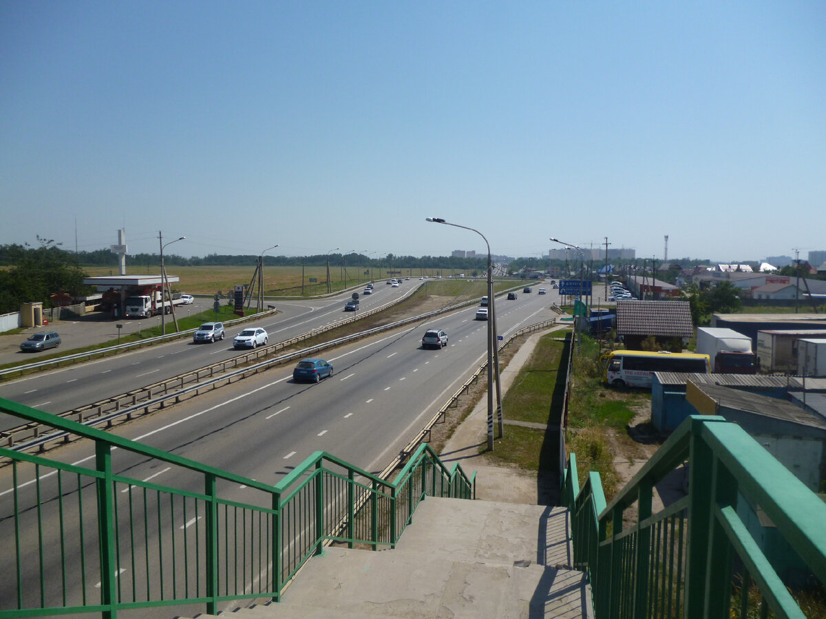 Восточный обход Краснодара. Вид в сторону Комсомольского микрорайона Краснодара. Справа Новознаменский, слева Знаменский. Собственное фото.