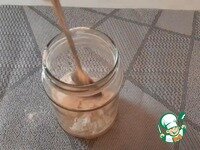     1 день. Смешиваем 50 г ржаной муки и 50 г воды комнатной температуры. Накрываем марлей, делаем отметку уровня закваски и убираем в тёплое, тёмное место без сквозняков.