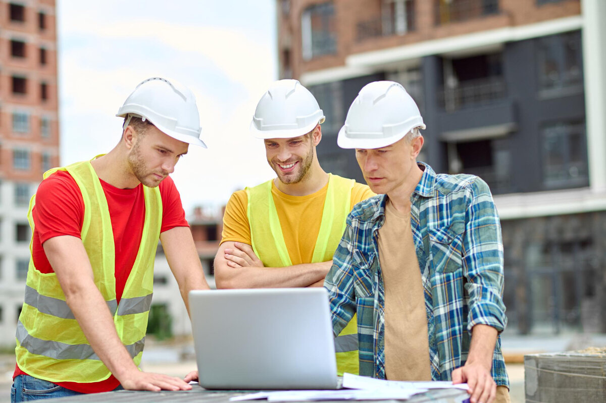 Строители собрались. Строители 4. A man at the Construction site futuristic. Site reliability Engineer.