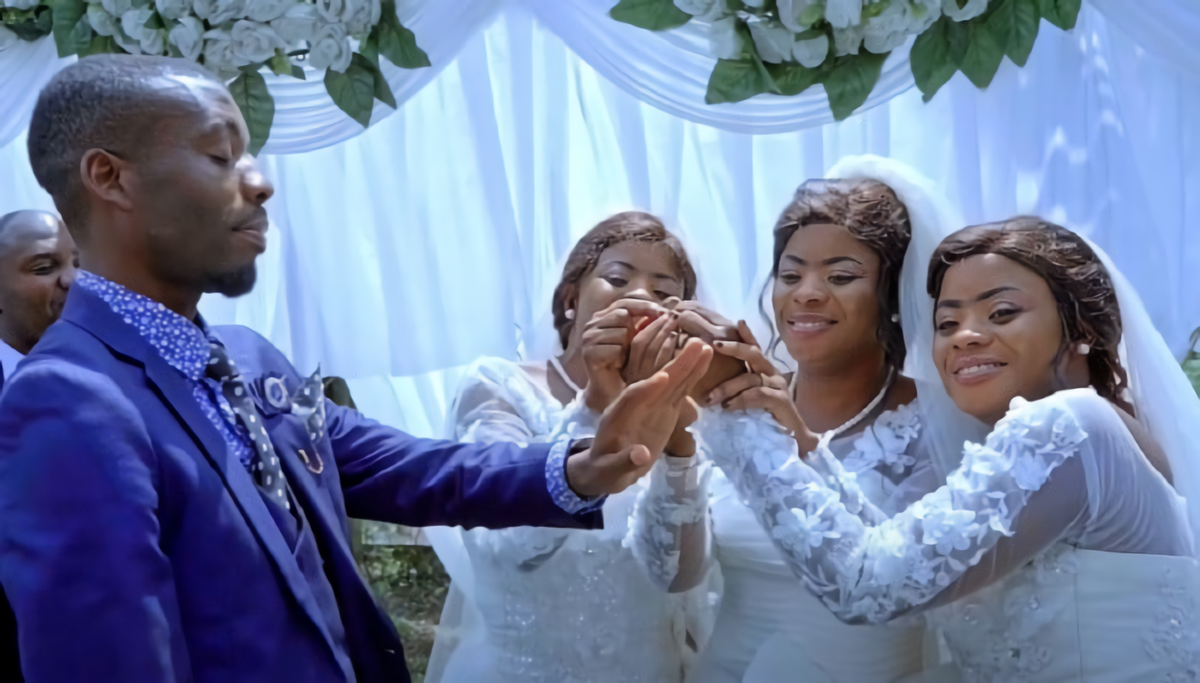 Церемония обмена кольцами выглядит довольно странно