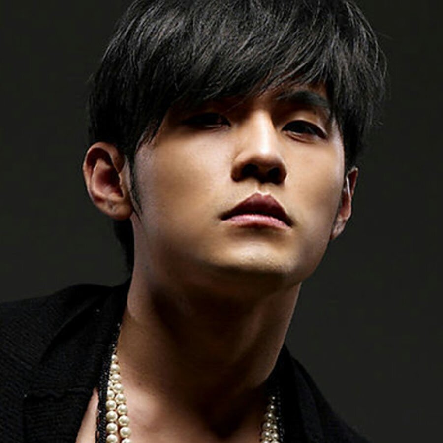 Джей Чоу - тайваньский певец, актёр, композитор, продюсер, поэт-песенник, диджей, режиссёр, аранжировщик, сценарист, модель, мультиинструменталист. Короче, просто очень талантливый человек.