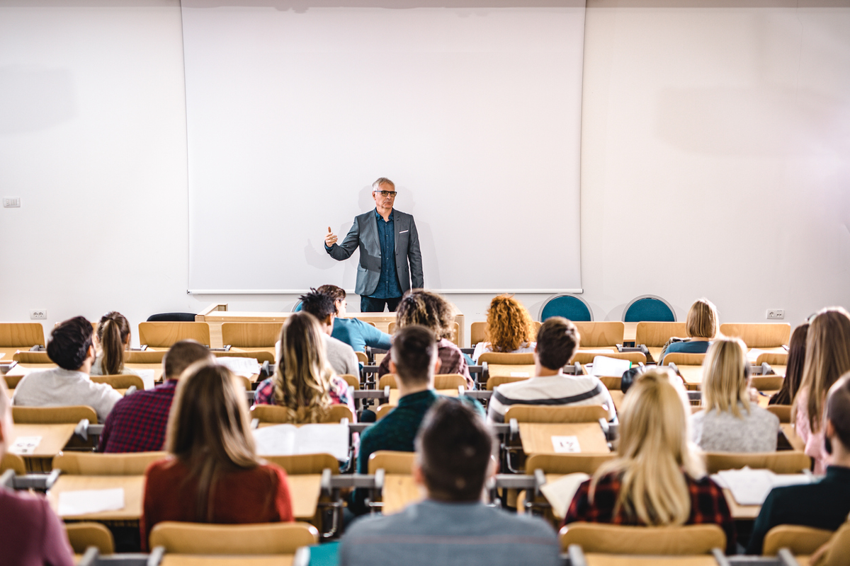 Преподаватель современной высшей школы. Лекция в университете. Студенты в аудитории. Аудитория в университете. Преподавание в вузе.