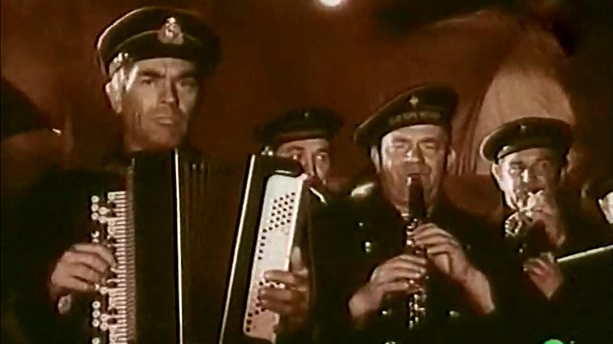Кадр из фильма "Рассказ барабанщика". Военный духовой оркестр.