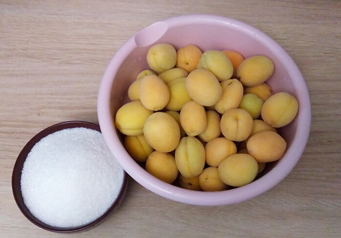 Нужны абрикосы, сахар и вода.