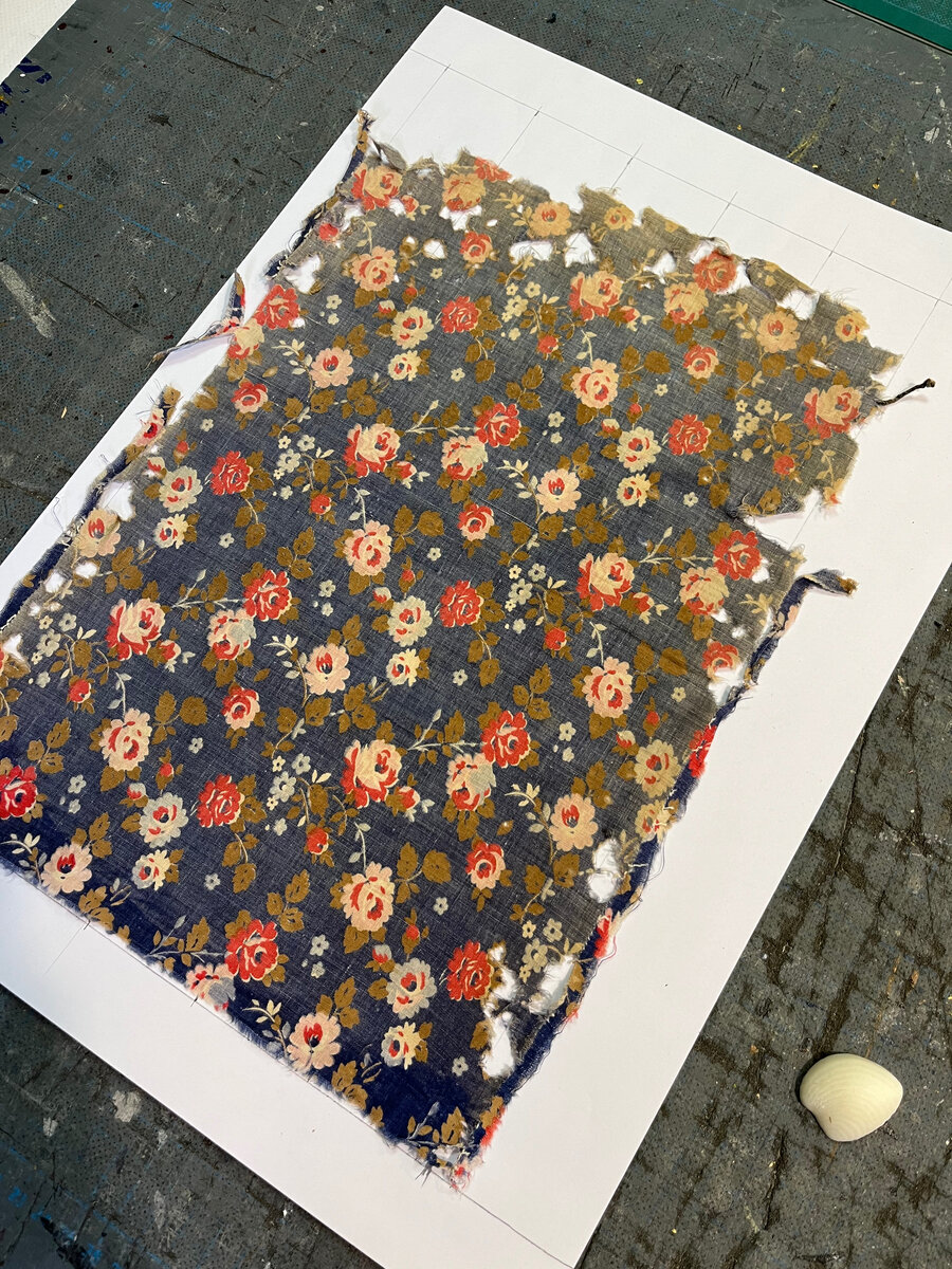 Эта та самая оборотная сторона подушки, её решено было использовать для декора вышивки в виде "имитации окна".