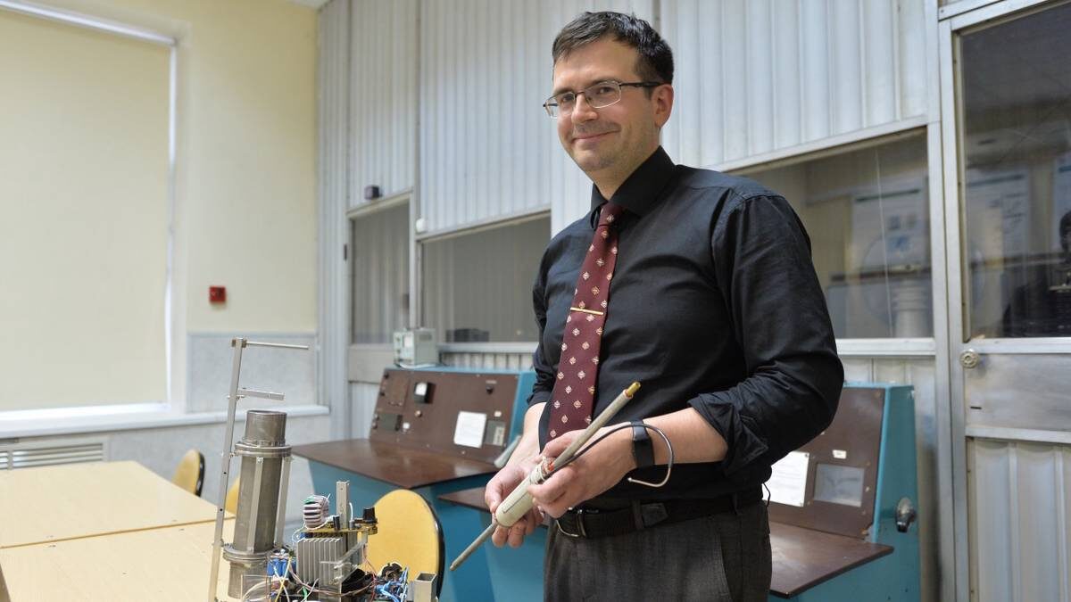    Александр Алжикин — автор новой разработки, которая справляется с задачей повышения всхожести семян, зимостойкости будущих растений, а также их оздоровления / Фото: Александр Кочубей / Вечерняя Москва