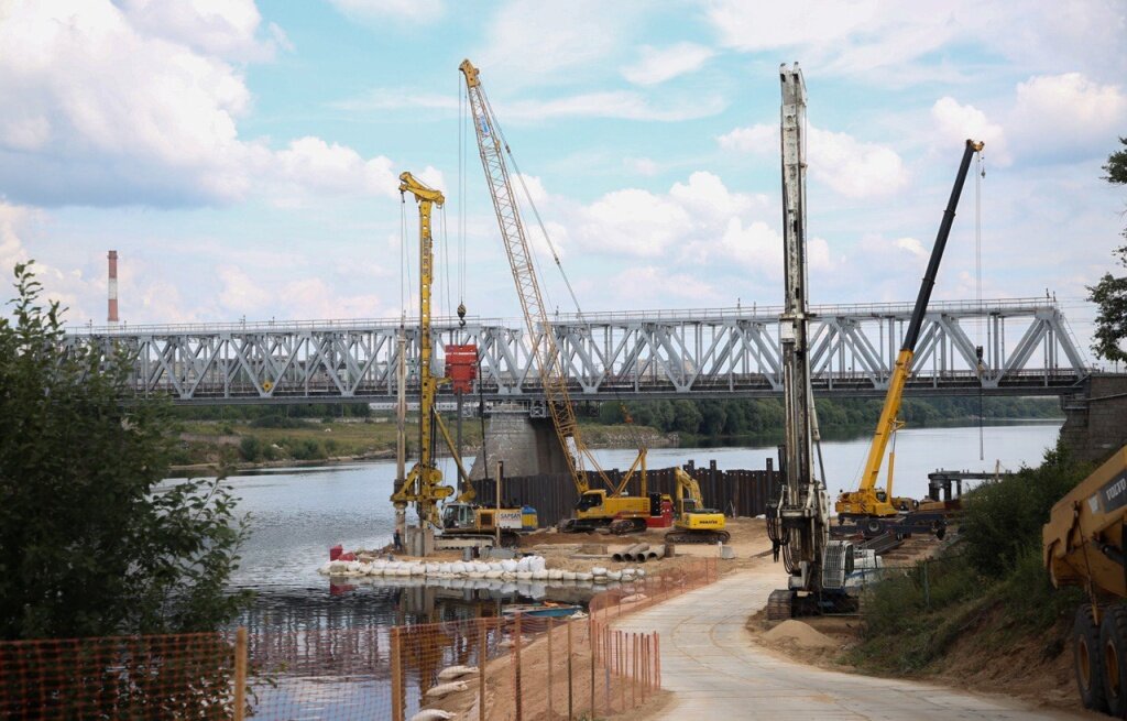 В Твери на строительстве Западного моста идут шпунтовые работы