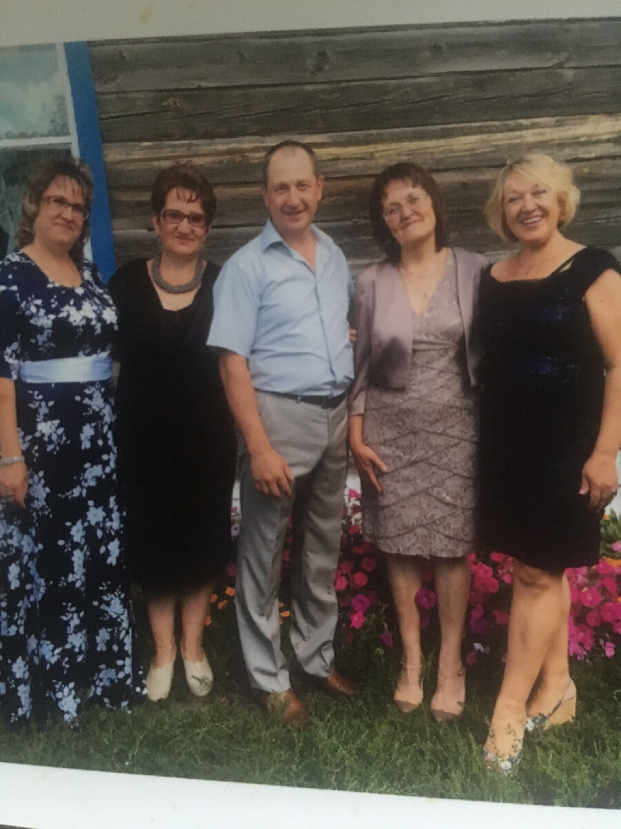 А это мы все. Этой фотке сегодня ровно  6 лет. В этот день была свадьба племянника Саши. 